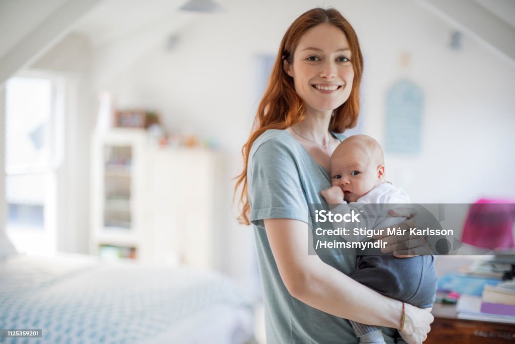 Lächelnd Rothaarige Mutter mit Sohn zu Hause - Lizenzfrei Baby Stock-Foto