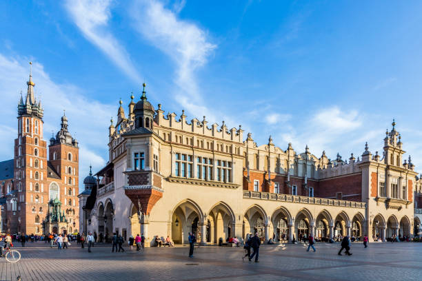 メイン マーケット広場にある織物会館、織物会館の近くの人々 - krakow people poland church ストックフォトと画像