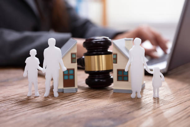 istock Gavel Between Split Family Figures And House Model 1125366066