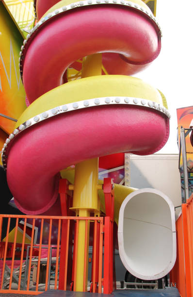 helter skelter slide. - skelter photos et images de collection