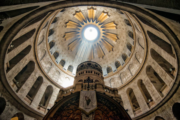 예루살렘에 있는 신성한 sepulchre의 교회 - church sunbeam sunlight indoors 뉴스 사진 이미지