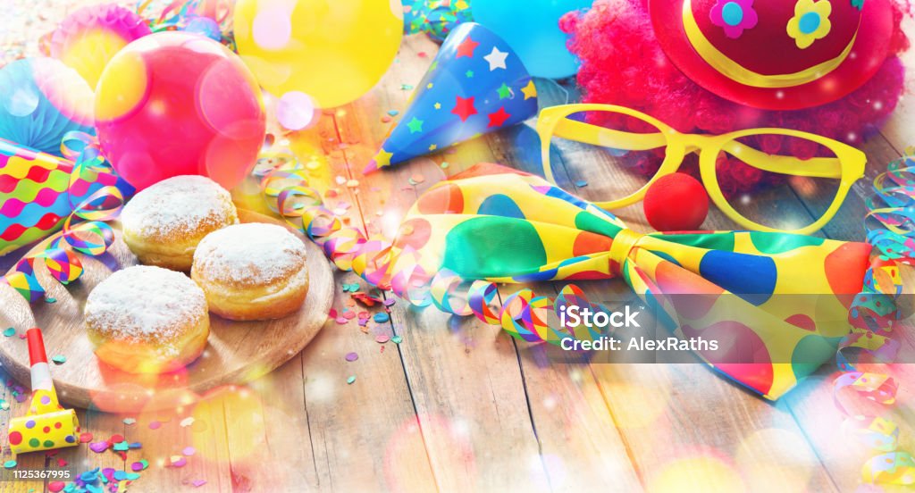 Fondo colorido Carnaval o fiesta con donuts, globos, serpentinas y confeti y cara divertida - Foto de stock de Fiesta libre de derechos