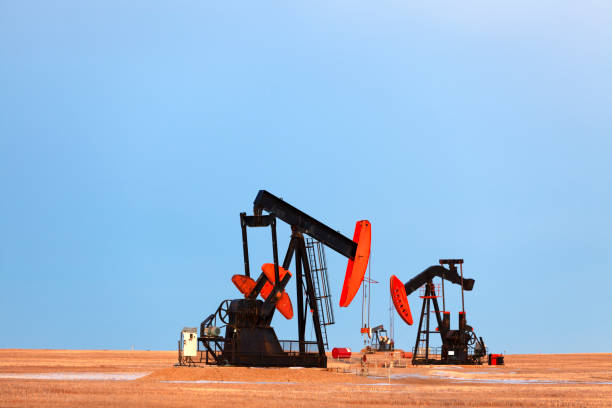 prateria oil saskatchewan canada - oil pump oil industry prairie field foto e immagini stock