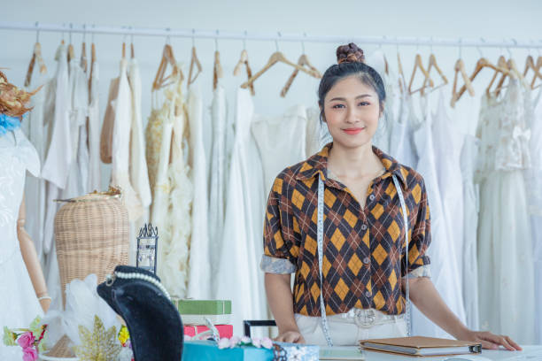 donna stilista di abbigliamento che lavora nel suo ufficio per piccole imprese - mannequin dressmakers model tape measure female foto e immagini stock