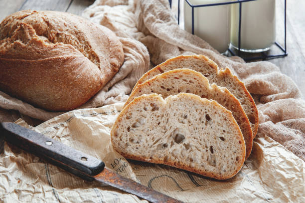 köstliche hausgemachte roggen sauerteigbrot auf einen teller und milch. homemade backen - brotsorte stock-fotos und bilder