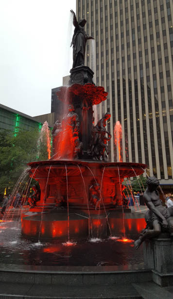 istock Cincinatti Ohio Fountain Square 1125389660
