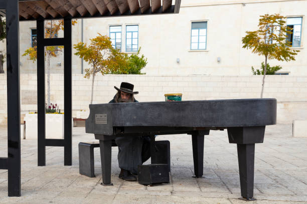 a jew man playing the piano in jerusalem, israel - ultra orthodox judaism imagens e fotografias de stock
