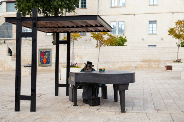 a jew man playing the piano in jerusalem, israel - ultra orthodox judaism imagens e fotografias de stock