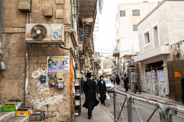 a street scene in ultra-orthodox  district of jerusalem, israel. - ultra orthodox judaism imagens e fotografias de stock