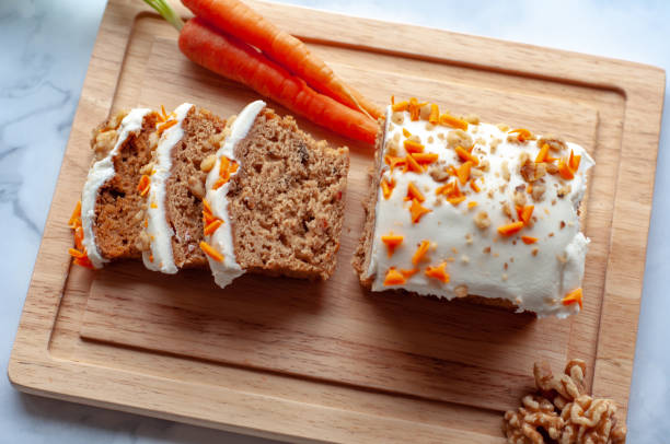 torta di carote su tagliere - cake carrot carrot cake dessert foto e immagini stock