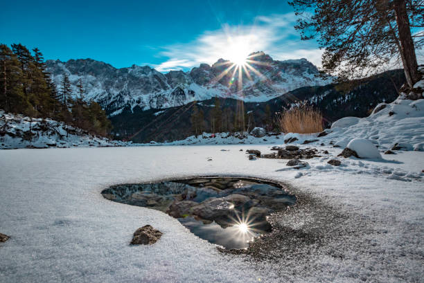 바바리아, 독일, 얼음 및 눈-멋진 eibsee (호수 eibsee) 산 zugspitze 구름과 태양 뒤에는 - zugspitze mountain bavaria lake mountain 뉴스 사진 이미지