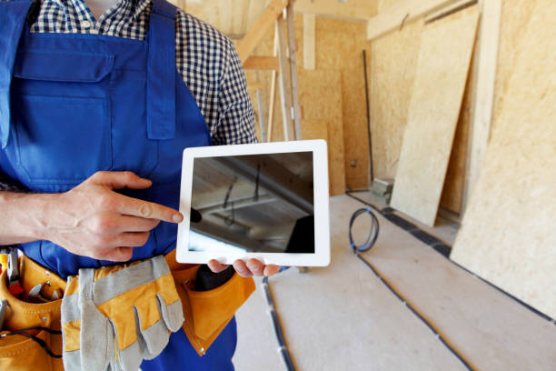 worker pointing at tablet - building contractor engineer digital tablet construction imagens e fotografias de stock