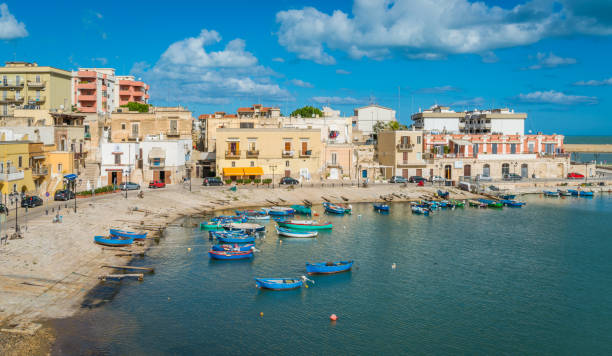 porto velho em bisceglie, puglia, sul da itália. - buoy anchored sea wave - fotografias e filmes do acervo