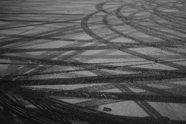 Photo of traces of tires on the snow