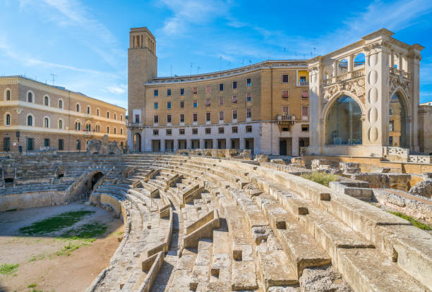 roman amphitheatre en lecce, puglia (apulia), sur de italia. - amphitheater fotografías e imágenes de stock