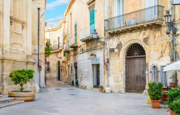 солнечный день в лечче, апулия, на юге италии. - lecce stone с�токовые фото и изображения