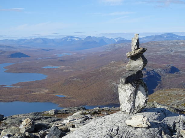 berg-saana im äußersten nordwesten finnlands. -schnee in den lyngenalpen (norwegen) - saana stock-fotos und bilder