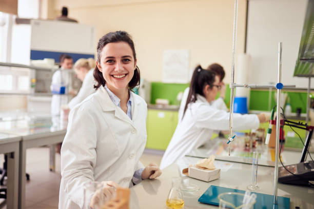 백색 실험실 외 투를 가진 카메라를 보고 하는 실험실에서 여성 과학자 - healthcare and medicine smiling group of people lab coat 뉴스 사진 이미지