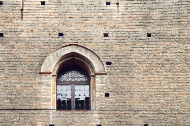 fenêtre sur le palais du roi enzo, bologne, émilie-romagne, italie - bologna italy medieval palace photos et images de collection