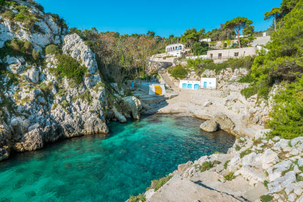 idylliczne cala dell'acquaviva, w pobliżu castro, w regionie salento apulii (apulia), na południu włoch. - morze adriatyckie zdjęcia i obrazy z banku zdjęć