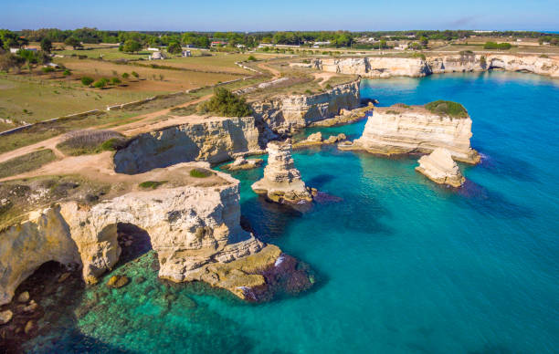 die malerische stapel von torre sant'andrea, in der region salento apulien (apulien), süditalien. - italy adriatic sea summer europe stock-fotos und bilder