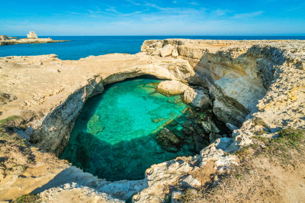 die berühmten grotta della poesia, provinz lecce in der region salento apulien, süditalien. - italy adriatic sea summer europe stock-fotos und bilder