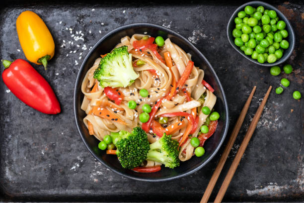 vegetable stir fry with udon noodles - teriyaki broccoli carrot chicken imagens e fotografias de stock