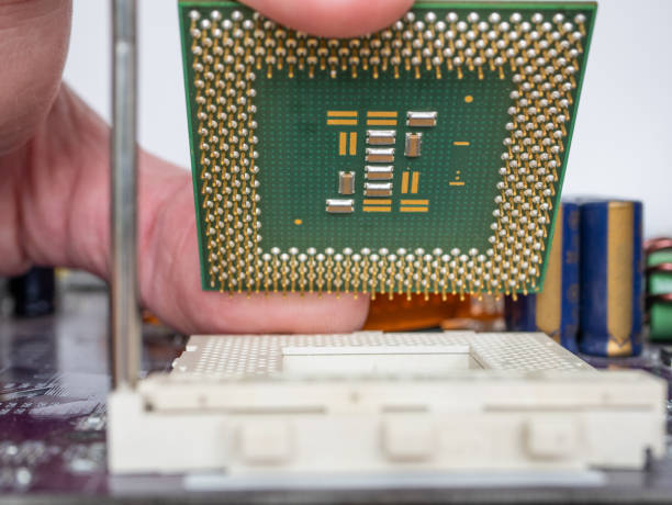 размещение компьютерного процессора в слоте - cpu socket стоковые фото и изображения