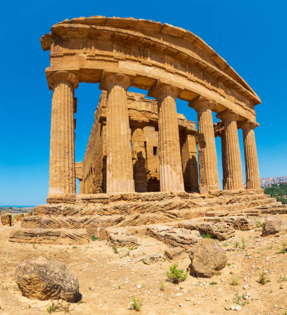 valle de los templos, agrigento, sicilia, italia - greek culture agrigento landscape colonnade fotografías e imágenes de stock