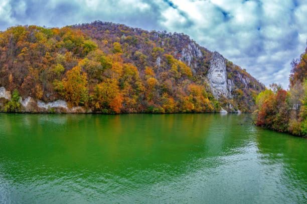 outono em gargantas o danúbio e a cabeça do rei decebal esculpido em rocha - danube river romania serbia river - fotografias e filmes do acervo