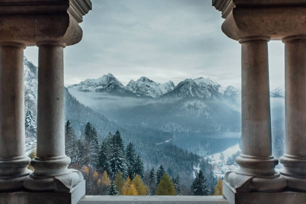 bela paisagem e vila de schwangau e lago de alpsee, visto do castelo de neuschwanstein, na baviera - hohenschwangau castle - fotografias e filmes do acervo