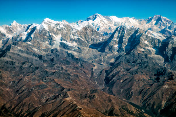 mount everest, luftaufnahme, himalaya, nepal - snow winter mountain horizon over land stock-fotos und bilder