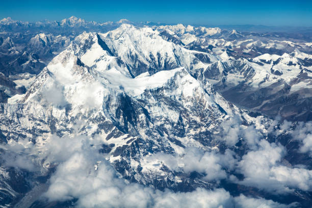 luftaufnahme des mount everest, himalaya, nepal - snow winter mountain horizon over land stock-fotos und bilder