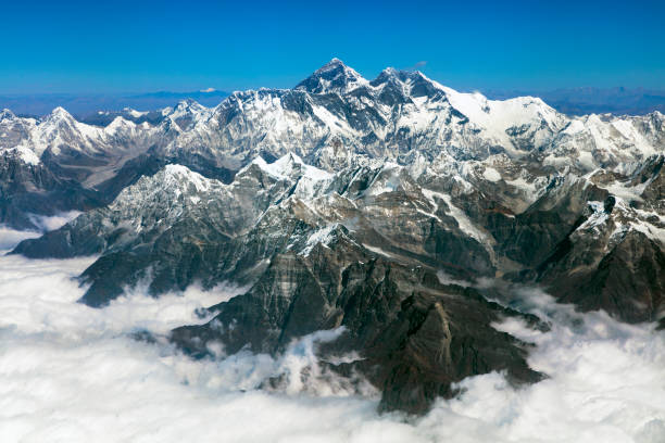 monte everest acima, himalaia, nepal - mountain mountain range aerial view himalayas - fotografias e filmes do acervo