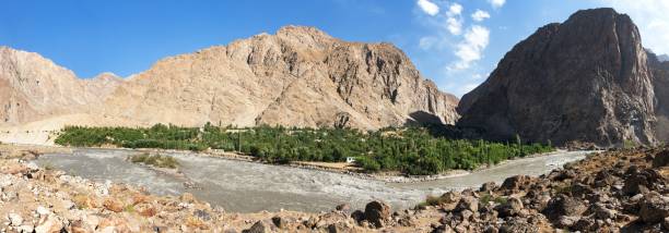 la rivière panj ou amou-daria et les montagnes du pamir au tadjikistan - pamirs photos et images de collection