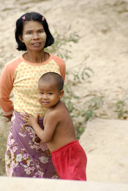 famiglia birmana - bagan myanmar burmese culture family foto e immagini stock