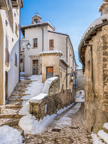 Vista escénica de Barrea, pueblo medieval en Abruzzo, Italia. photo