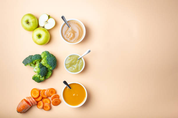 alimenti naturali per bambini - food healthy eating carrot table foto e immagini stock