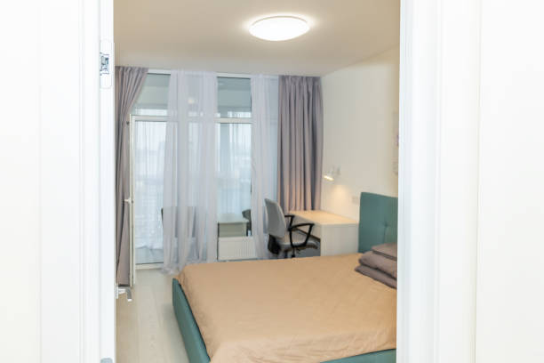 호텔 침대와 오피스 테이블 책상의 자 홈 하우스 또는 아파트 호텔 스위트 시트 스택 및 창에 침실에 램프와 - curtain balcony bed sheet 뉴스 사진 이미지