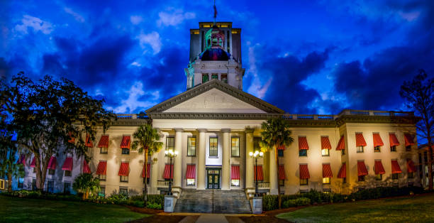 夜背景で現代の州議事堂に照らされた歴史的なフロリダ首都建物 - century florida ストックフォトと画像