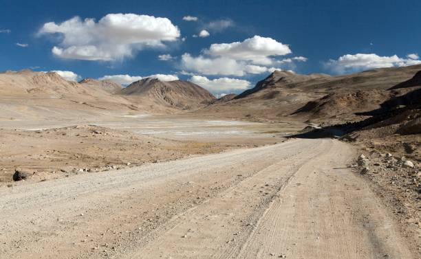 route du pamir ou pamirskij trakt au tadjikistan - pamirs photos et images de collection