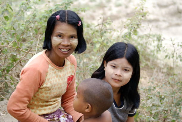 famiglia birmana - bagan myanmar burmese culture family foto e immagini stock