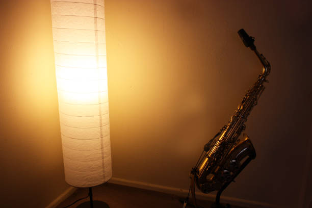 sala de estar i̇n de saxofón - nightlife saxophonist human finger human hand fotografías e imágenes de stock