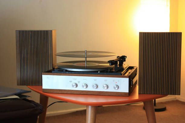 istock Vintage Turntable İn Living Room 1125467218