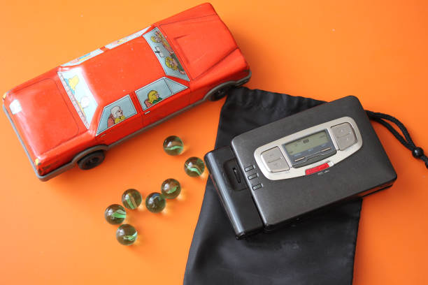 walkman e carro de brinquedo - red bauble audio - fotografias e filmes do acervo