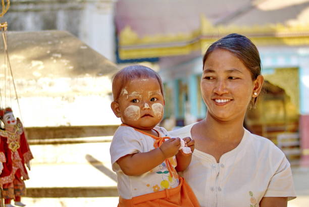 famiglia birmana - bagan myanmar burmese culture family foto e immagini stock
