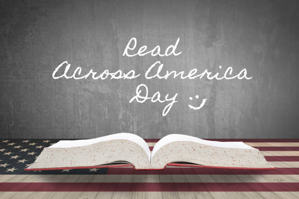 leggi durante l'america day, il 2 marzo con libro aperto e bandiera usa sul tavolo per il concetto di educazione americana usa con la lavagna scolastica degli insegnanti in classe - open book teaching table foto e immagini stock