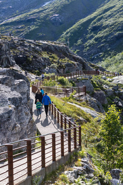 관광 trollstigen, 노르웨이의 관점으로 - norway snake mountain road man made 뉴스 사진 이미지