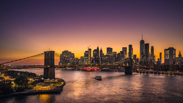 ニューヨーク市のスカイラインと日没時ブルックリン ブリッジ - brooklyn bridge ストックフォトと画像