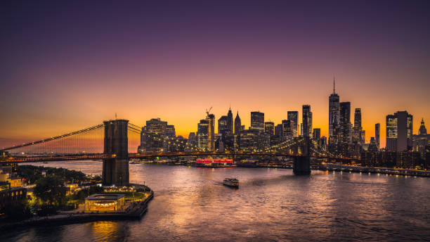 new york city skyline and brooklyn bridge at sunset - new york city night brooklyn bridge skyline imagens e fotografias de stock